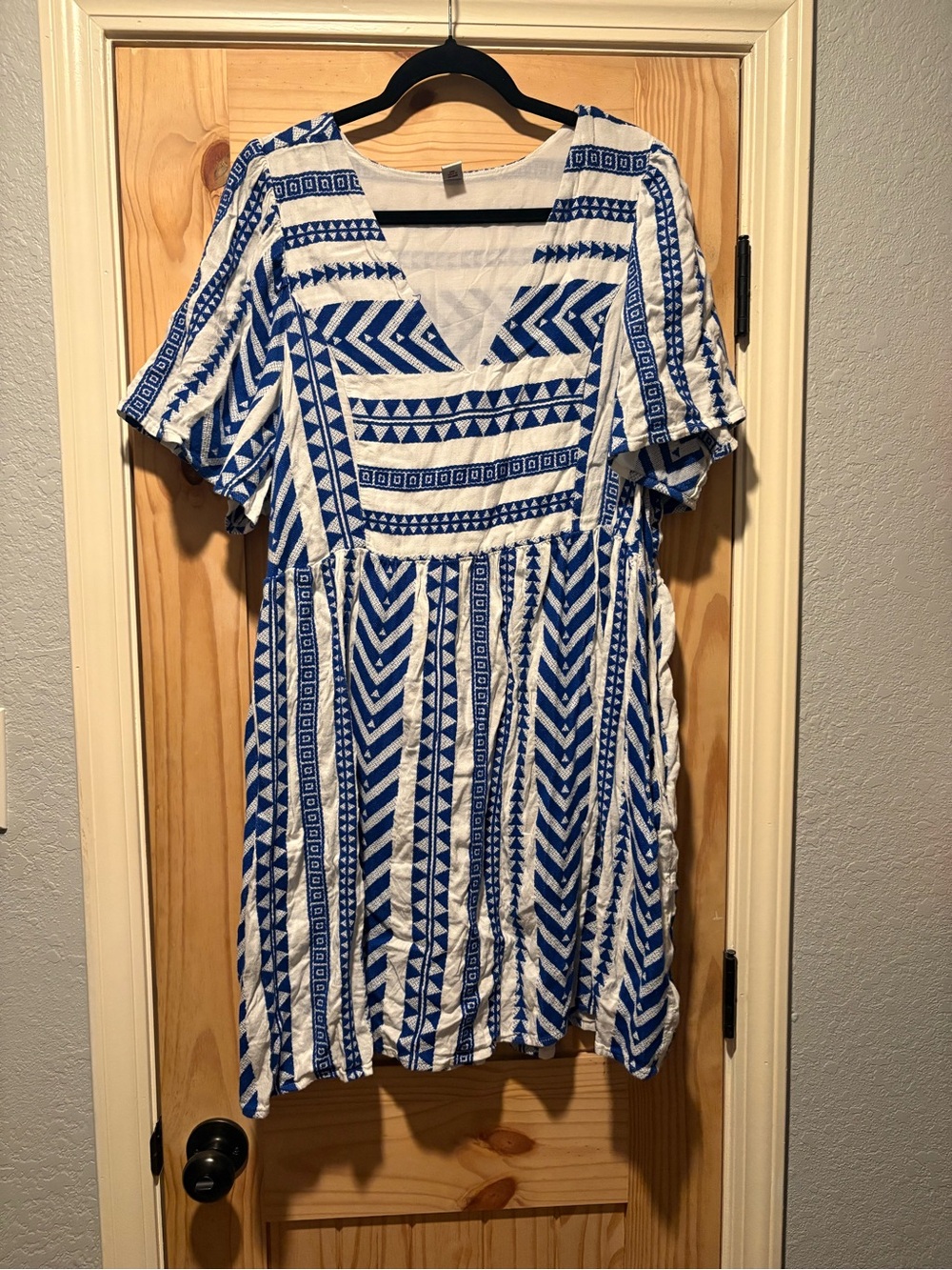 Old Navy Women’s Blue and White Patterned V-Neck Dress size XL